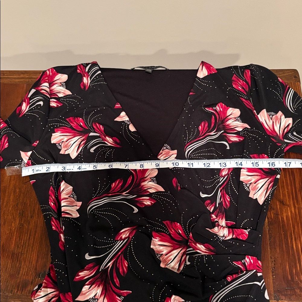 White House Black Market Floral Surplice V-Neck Top Size S - Picture 8 of 11